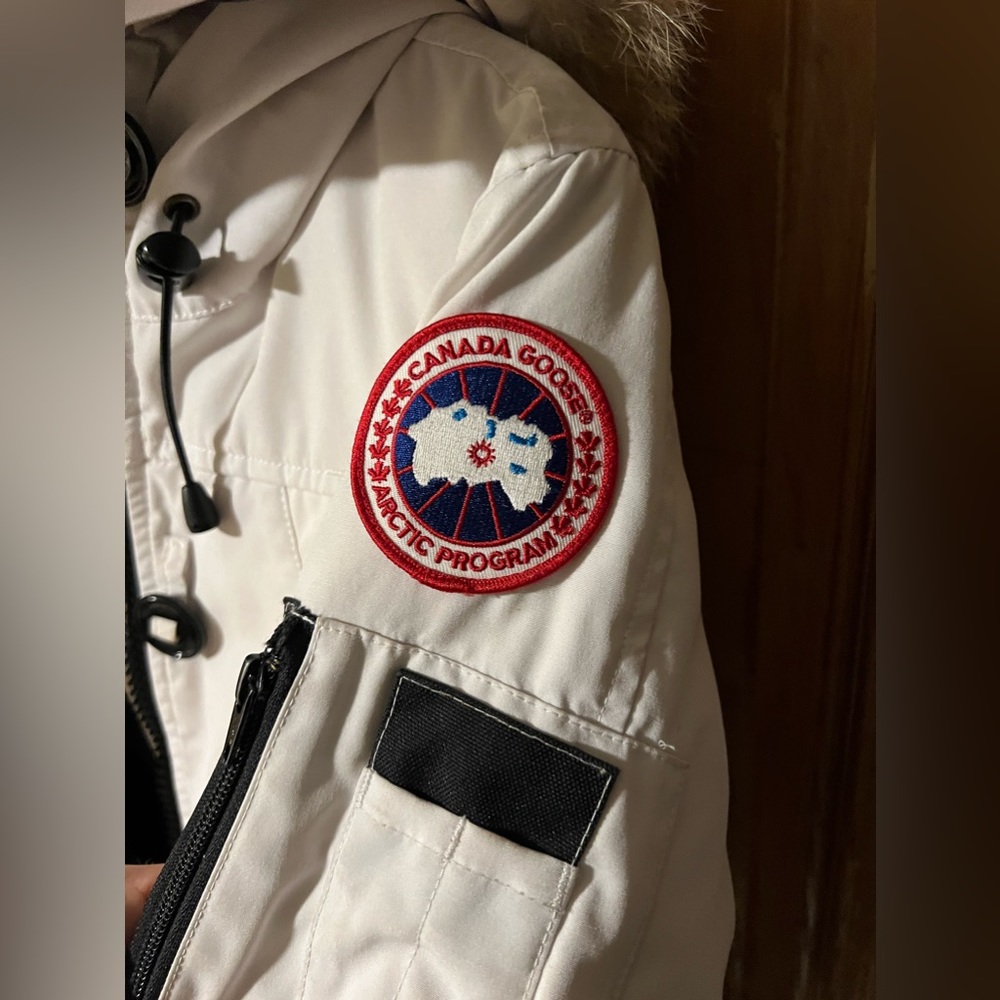 Canada goose white Montebello parka women’s/youth XS dry cleaned,excellent cond